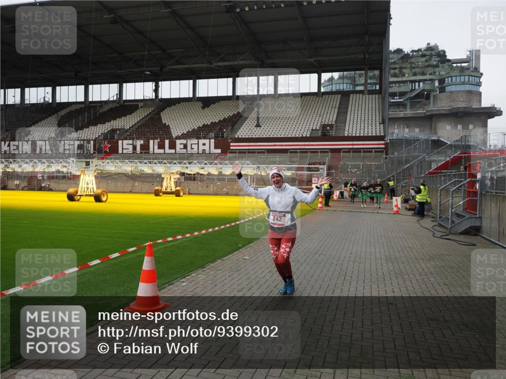 07.12.2025 - St. Pauli X-Mass-Run No. 15 Fabian Wolf http://msf.ph/oto/9399302 07.12.2025 10:59:14 Ziel 242, 582, 1508, 2503, 2719, 2720, 2772 meine-sportfotos.de