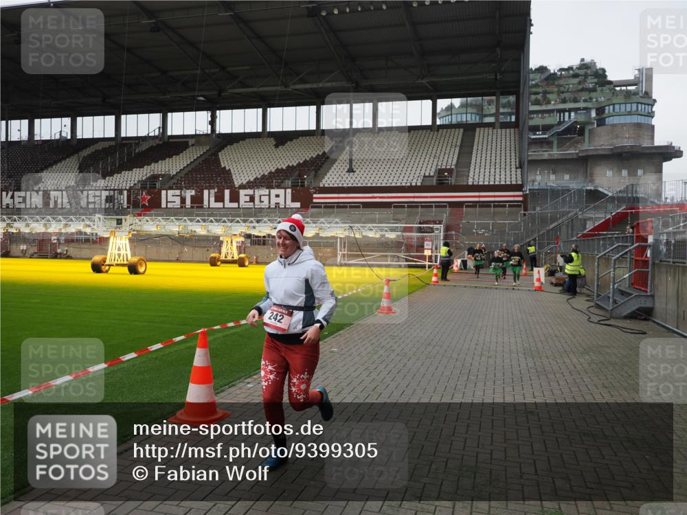 07.12.2025 - St. Pauli X-Mass-Run No. 15 Fabian Wolf http://msf.ph/oto/9399305 07.12.2025 10:59:15 Ziel 242, 582, 1508, 2503, 2719, 2720, 2721, 2727, 2772 meine-sportfotos.de
