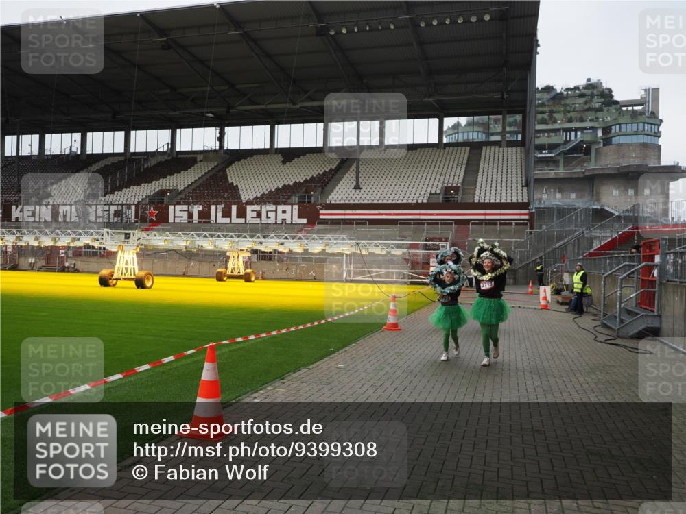 07.12.2025 - St. Pauli X-Mass-Run No. 15 Fabian Wolf http://msf.ph/oto/9399308 07.12.2025 10:59:20 Ziel 242, 2503, 2719, 2720, 2721, 2727, 2772 meine-sportfotos.de