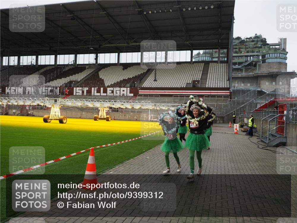 07.12.2025 - St. Pauli X-Mass-Run No. 15 Fabian Wolf http://msf.ph/oto/9399312 07.12.2025 10:59:22 Ziel 242, 2503, 2719, 2720, 2721, 2727, 2772 meine-sportfotos.de