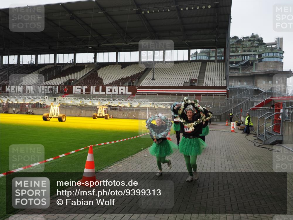 07.12.2025 - St. Pauli X-Mass-Run No. 15 Fabian Wolf http://msf.ph/oto/9399313 07.12.2025 10:59:22 Ziel 242, 2503, 2719, 2720, 2721, 2727, 2772 meine-sportfotos.de
