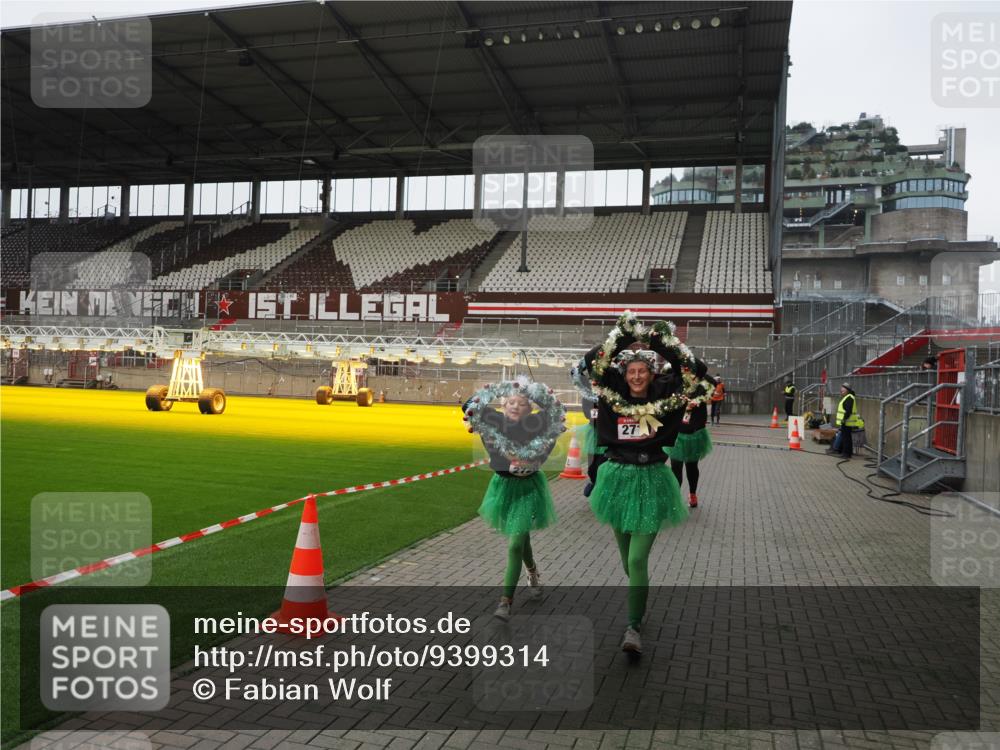 07.12.2025 - St. Pauli X-Mass-Run No. 15 Fabian Wolf http://msf.ph/oto/9399314 07.12.2025 10:59:22 Ziel 242, 2503, 2719, 2720, 2721, 2727, 2772 meine-sportfotos.de