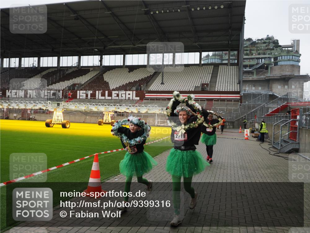07.12.2025 - St. Pauli X-Mass-Run No. 15 Fabian Wolf http://msf.ph/oto/9399316 07.12.2025 10:59:23 Ziel 242, 1826, 2503, 2719, 2720, 2721, 2727, 2772 meine-sportfotos.de
