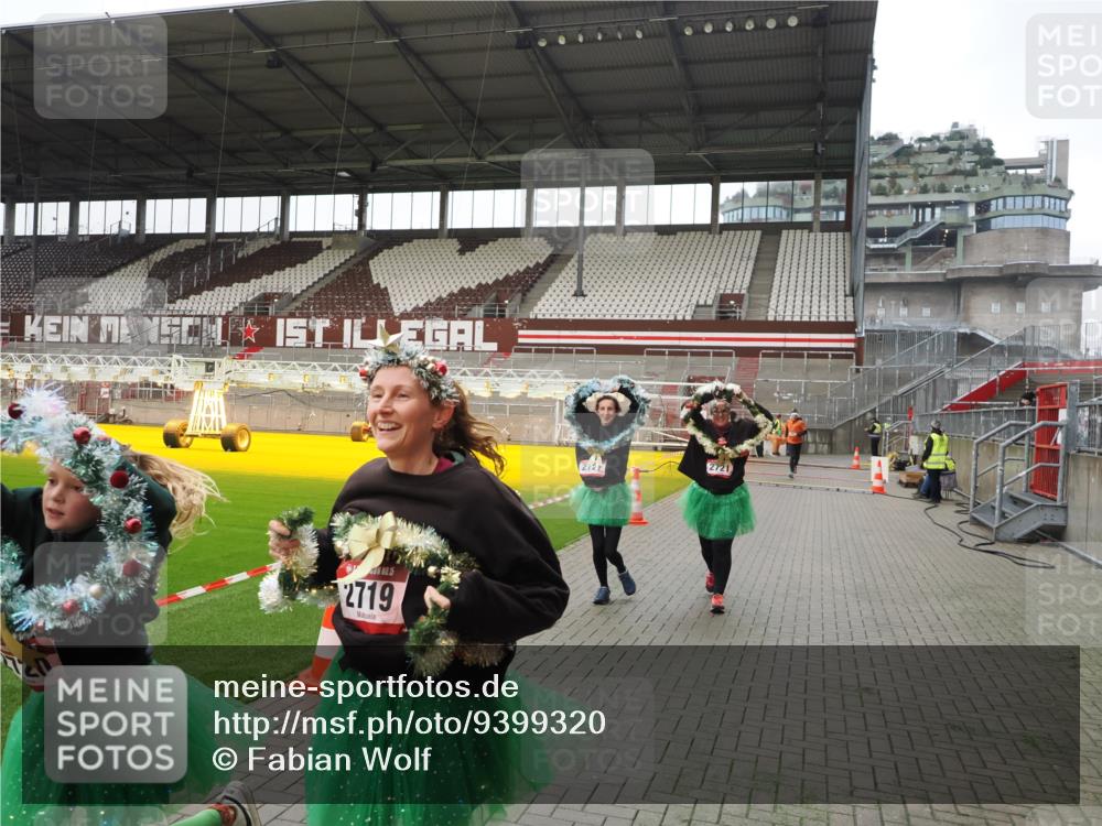 07.12.2025 - St. Pauli X-Mass-Run No. 15 Fabian Wolf http://msf.ph/oto/9399320 07.12.2025 10:59:23 Ziel 242, 1826, 2503, 2719, 2720, 2721, 2727, 2772 meine-sportfotos.de