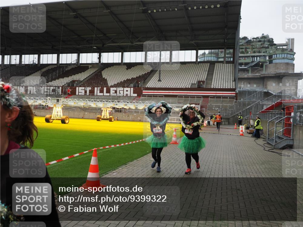 07.12.2025 - St. Pauli X-Mass-Run No. 15 Fabian Wolf http://msf.ph/oto/9399322 07.12.2025 10:59:24 Ziel 242, 1826, 2719, 2720, 2721, 2727, 2772 meine-sportfotos.de