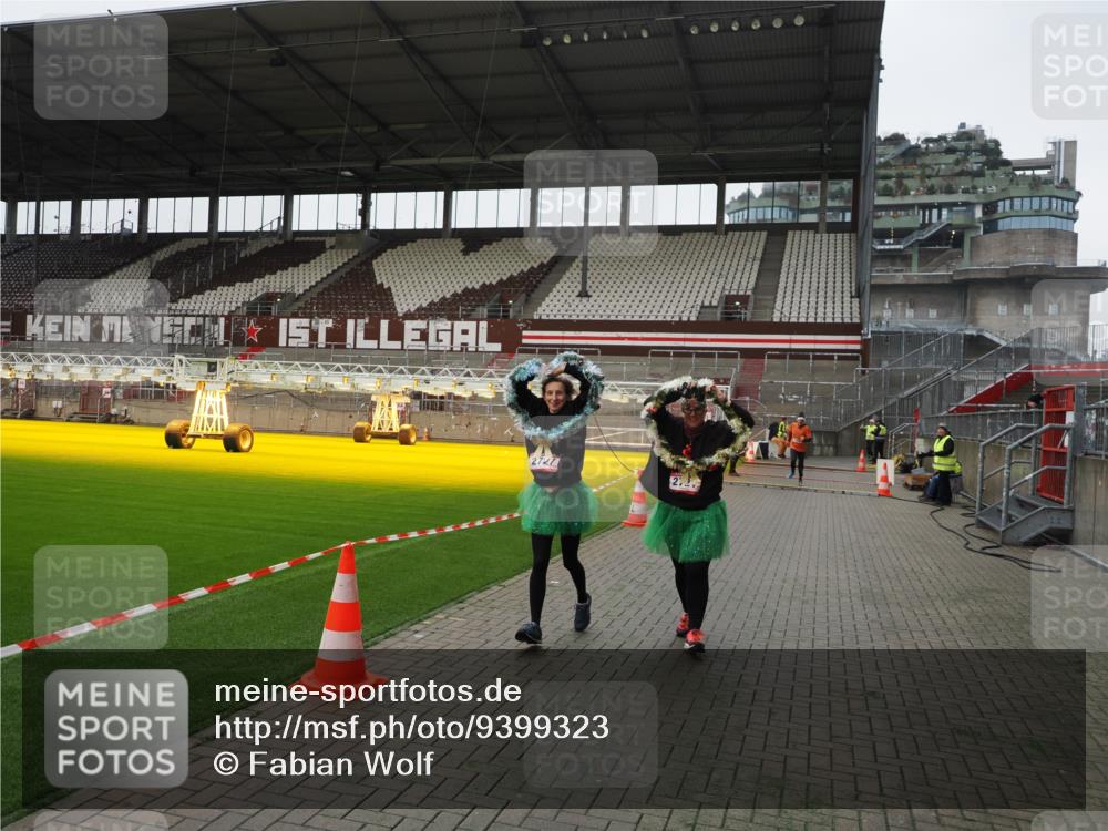07.12.2025 - St. Pauli X-Mass-Run No. 15 Fabian Wolf http://msf.ph/oto/9399323 07.12.2025 10:59:24 Ziel 242, 1826, 2719, 2720, 2721, 2727, 2772 meine-sportfotos.de