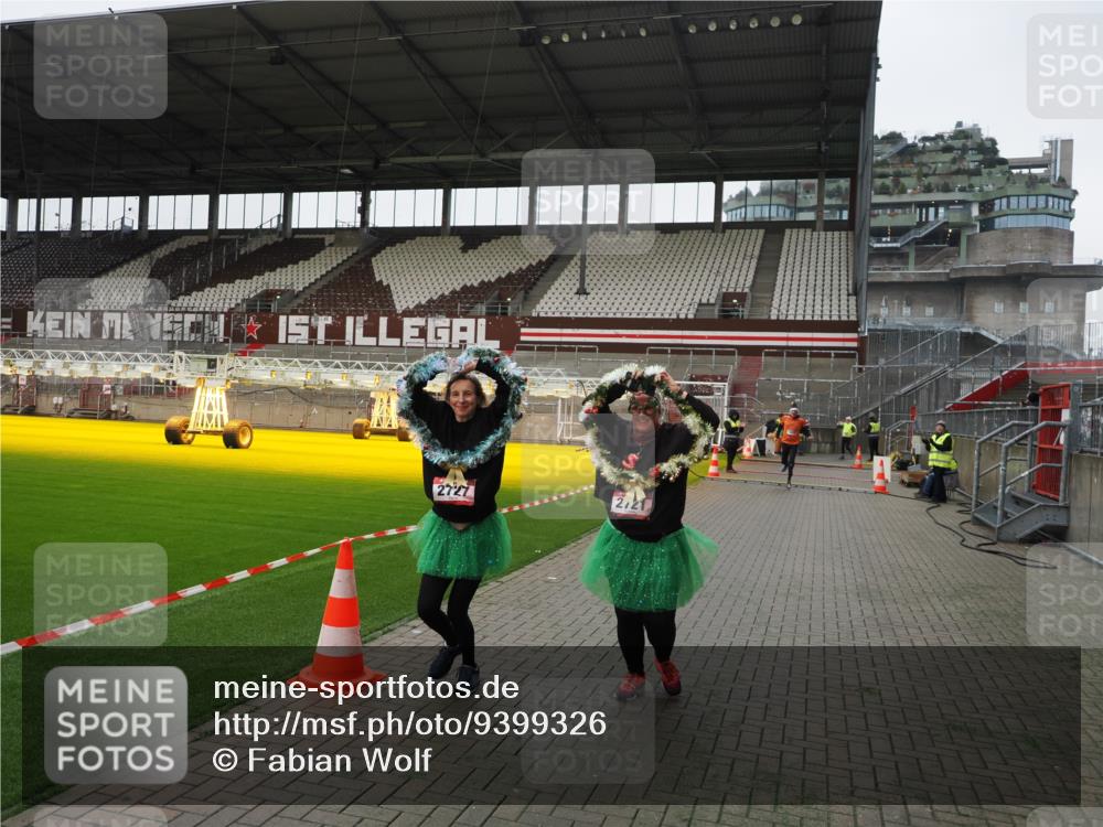 07.12.2025 - St. Pauli X-Mass-Run No. 15 Fabian Wolf http://msf.ph/oto/9399326 07.12.2025 10:59:25 Ziel 242, 1826, 2719, 2720, 2721, 2727, 2772 meine-sportfotos.de