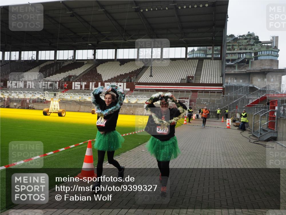 07.12.2025 - St. Pauli X-Mass-Run No. 15 Fabian Wolf http://msf.ph/oto/9399327 07.12.2025 10:59:25 Ziel 242, 1826, 2719, 2720, 2721, 2727, 2772 meine-sportfotos.de