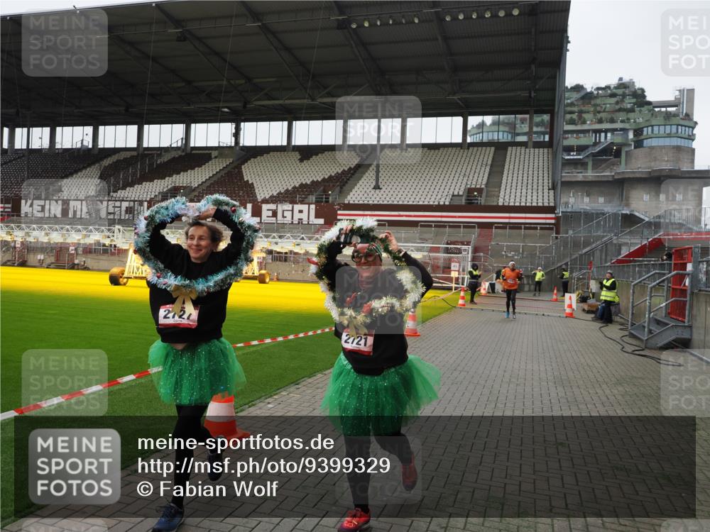 07.12.2025 - St. Pauli X-Mass-Run No. 15 Fabian Wolf http://msf.ph/oto/9399329 07.12.2025 10:59:25 Ziel 242, 1826, 2719, 2720, 2721, 2727, 2772 meine-sportfotos.de