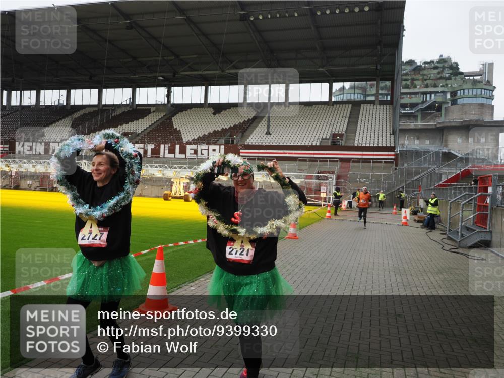 07.12.2025 - St. Pauli X-Mass-Run No. 15 Fabian Wolf http://msf.ph/oto/9399330 07.12.2025 10:59:25 Ziel 242, 1826, 2719, 2720, 2721, 2727, 2772 meine-sportfotos.de