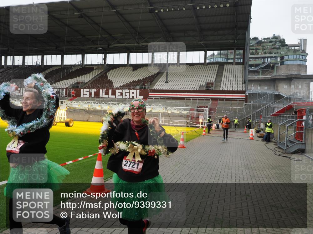 07.12.2025 - St. Pauli X-Mass-Run No. 15 Fabian Wolf http://msf.ph/oto/9399331 07.12.2025 10:59:26 Ziel 242, 1826, 2719, 2720, 2721, 2727 meine-sportfotos.de