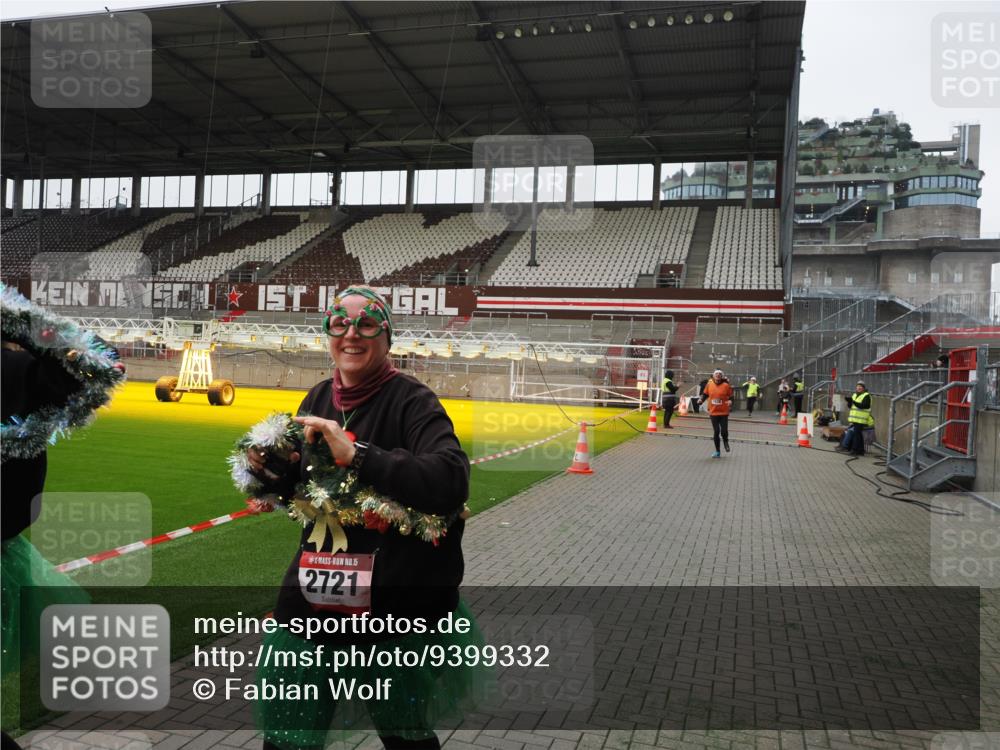 07.12.2025 - St. Pauli X-Mass-Run No. 15 Fabian Wolf http://msf.ph/oto/9399332 07.12.2025 10:59:26 Ziel 242, 1826, 2719, 2720, 2721, 2727 meine-sportfotos.de