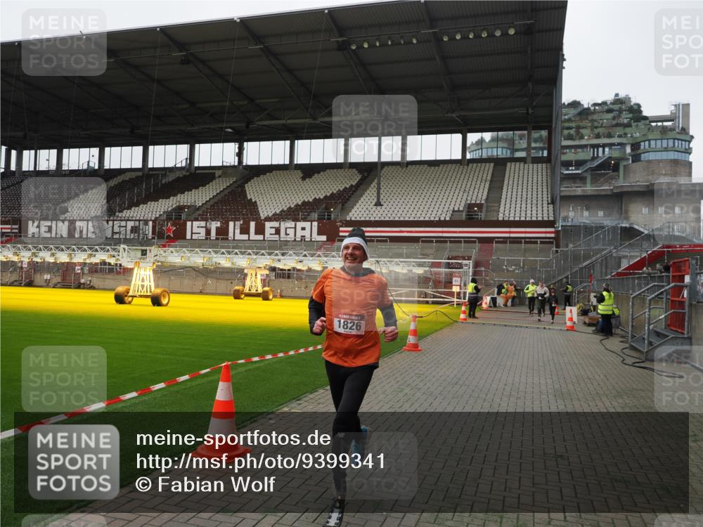07.12.2025 - St. Pauli X-Mass-Run No. 15 Fabian Wolf http://msf.ph/oto/9399341 07.12.2025 10:59:30 Ziel 301, 306, 420, 1826, 2719, 2720, 2721, 2727 meine-sportfotos.de