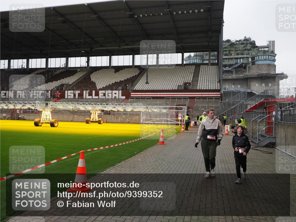07.12.2025 - St. Pauli X-Mass-Run No. 15 Fabian Wolf http://msf.ph/oto/9399352 07.12.2025 10:59:36 Ziel 301, 306, 420, 1826, 4128 meine-sportfotos.de