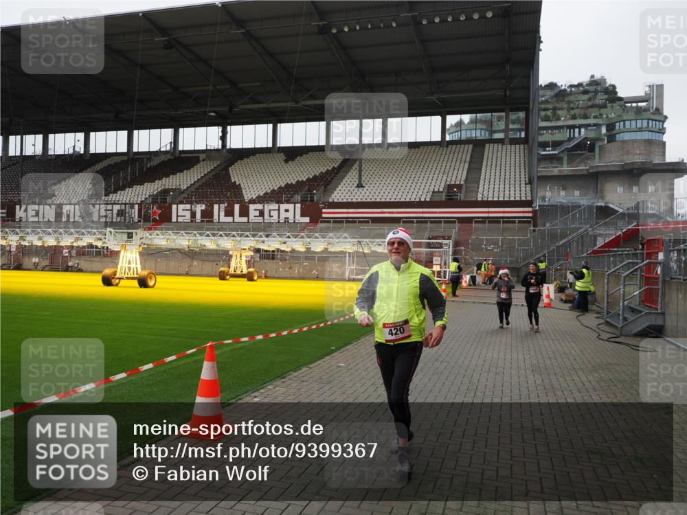 07.12.2025 - St. Pauli X-Mass-Run No. 15 Fabian Wolf http://msf.ph/oto/9399367 07.12.2025 10:59:41 Ziel 301, 306, 420, 1826, 4128 meine-sportfotos.de