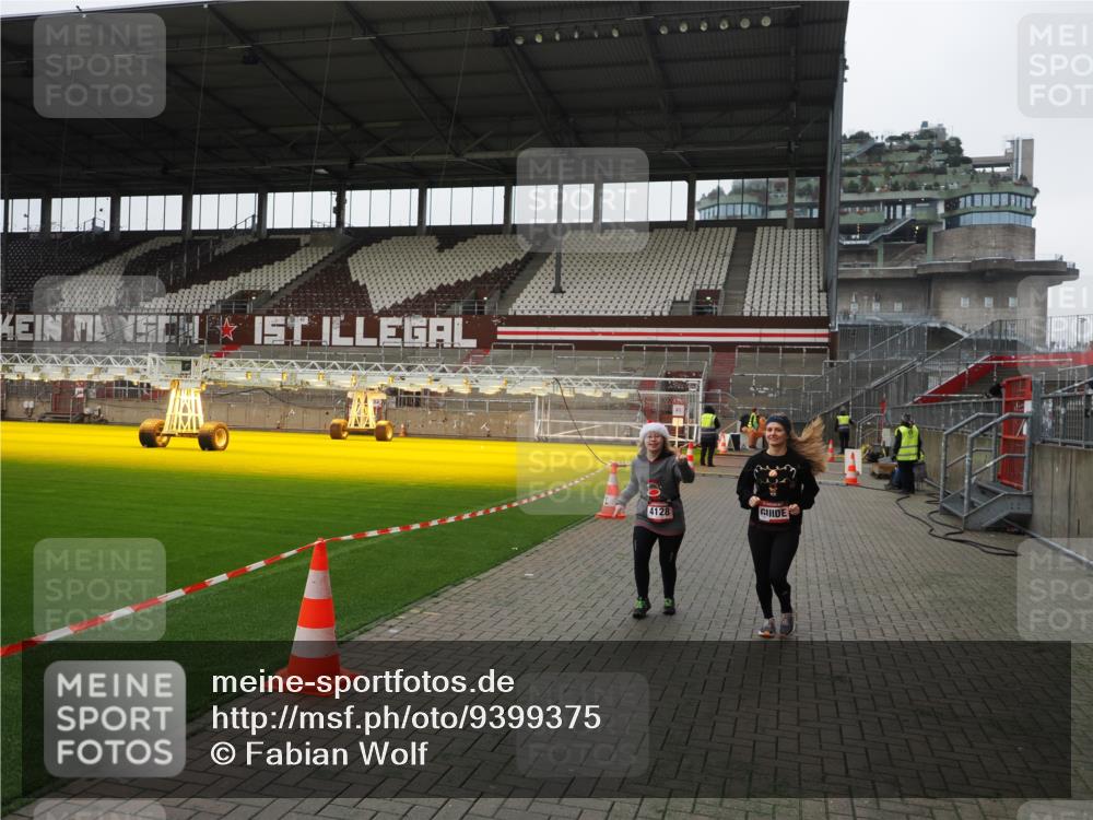 07.12.2025 - St. Pauli X-Mass-Run No. 15 Fabian Wolf http://msf.ph/oto/9399375 07.12.2025 10:59:45 Ziel 301, 306, 420, 4128 meine-sportfotos.de