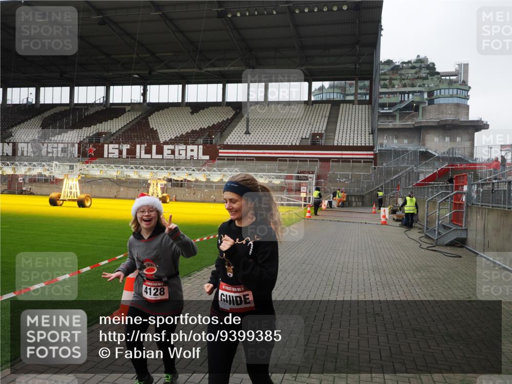 07.12.2025 - St. Pauli X-Mass-Run No. 15 Fabian Wolf http://msf.ph/oto/9399385 07.12.2025 10:59:47 Ziel 301, 306, 420, 4128 meine-sportfotos.de