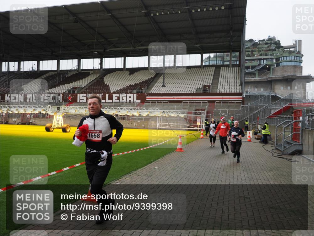 07.12.2025 - St. Pauli X-Mass-Run No. 15 Fabian Wolf http://msf.ph/oto/9399398 07.12.2025 11:00:03 Ziel 529, 1482, 1558, 1702, 3586 meine-sportfotos.de