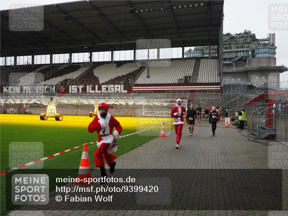 07.12.2025 - St. Pauli X-Mass-Run No. 15 Fabian Wolf http://msf.ph/oto/9399420 07.12.2025 11:00:21 Ziel 225, 435, 440, 985, 988, 3586, 4793 meine-sportfotos.de