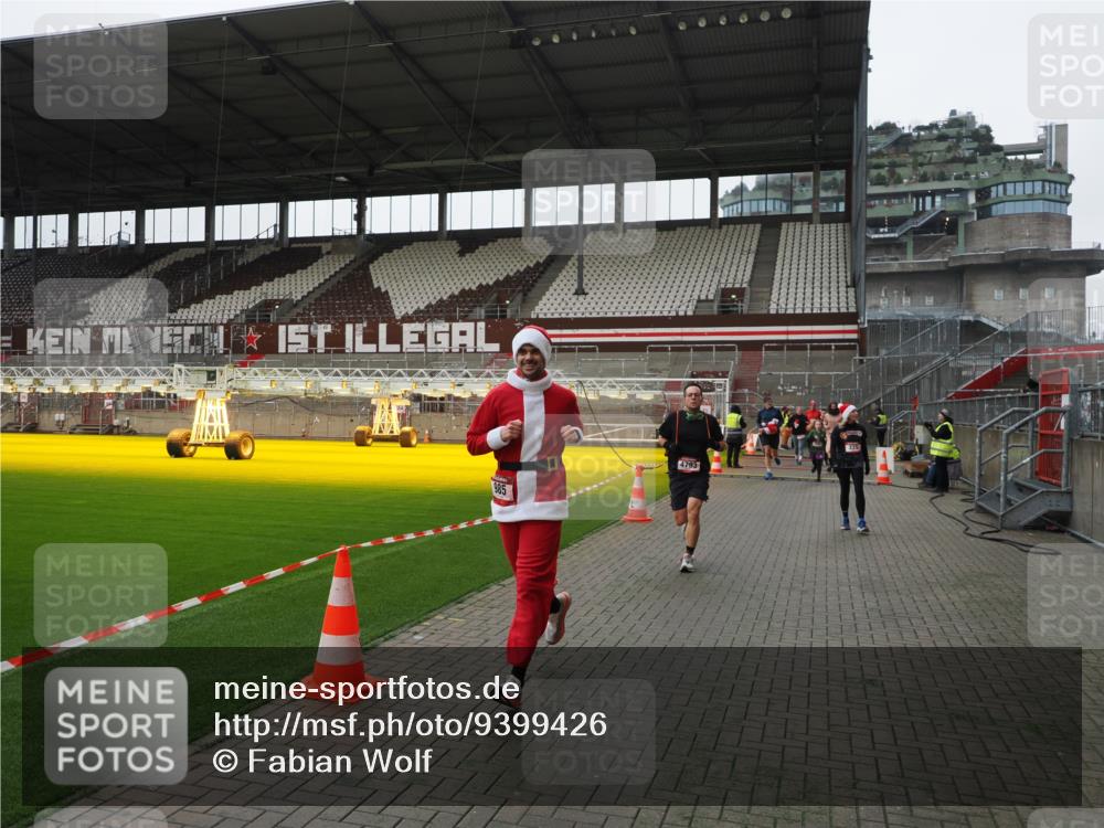 07.12.2025 - St. Pauli X-Mass-Run No. 15 Fabian Wolf http://msf.ph/oto/9399426 07.12.2025 11:00:23 Ziel 225, 435, 440, 611, 985, 988, 3952, 4478, 4793 meine-sportfotos.de