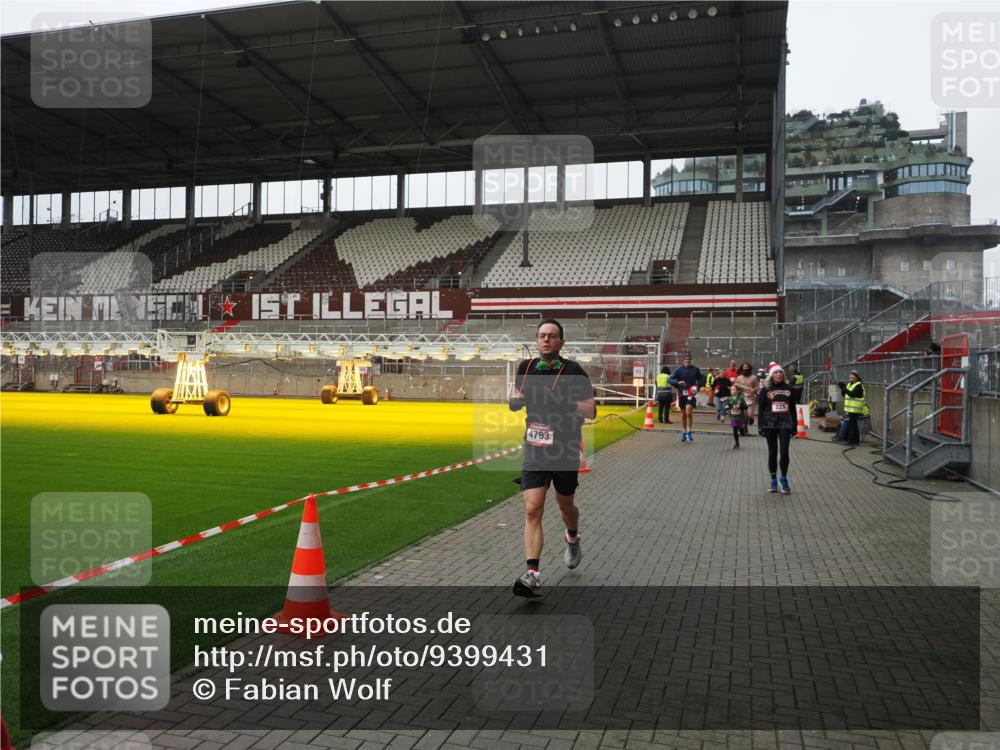 07.12.2025 - St. Pauli X-Mass-Run No. 15 Fabian Wolf http://msf.ph/oto/9399431 07.12.2025 11:00:24 Ziel 225, 435, 440, 611, 985, 988, 3952, 4478, 4793 meine-sportfotos.de
