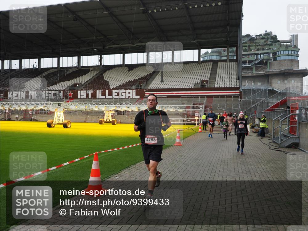 07.12.2025 - St. Pauli X-Mass-Run No. 15 Fabian Wolf http://msf.ph/oto/9399433 07.12.2025 11:00:24 Ziel 225, 435, 440, 611, 985, 988, 3952, 4478, 4793 meine-sportfotos.de