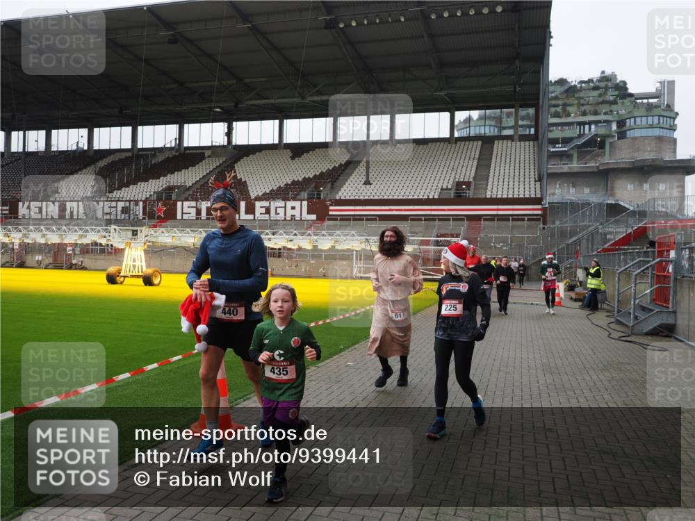 07.12.2025 - St. Pauli X-Mass-Run No. 15 Fabian Wolf http://msf.ph/oto/9399441 07.12.2025 11:00:29 Ziel 225, 435, 440, 611, 985, 988, 1721, 3952, 4478, 4793 meine-sportfotos.de