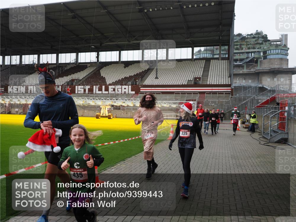 07.12.2025 - St. Pauli X-Mass-Run No. 15 Fabian Wolf http://msf.ph/oto/9399443 07.12.2025 11:00:29 Ziel 225, 435, 440, 611, 985, 988, 1721, 3952, 4478, 4793 meine-sportfotos.de