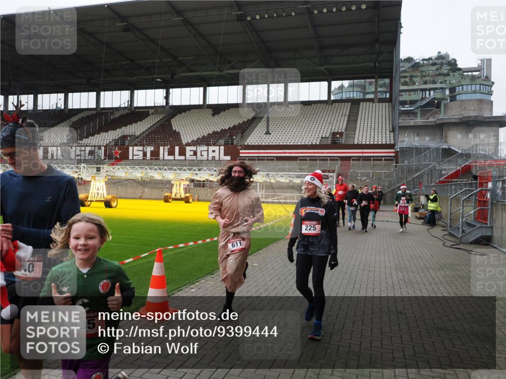07.12.2025 - St. Pauli X-Mass-Run No. 15 Fabian Wolf http://msf.ph/oto/9399444 07.12.2025 11:00:29 Ziel 225, 435, 440, 611, 985, 988, 1721, 3952, 4478, 4793 meine-sportfotos.de