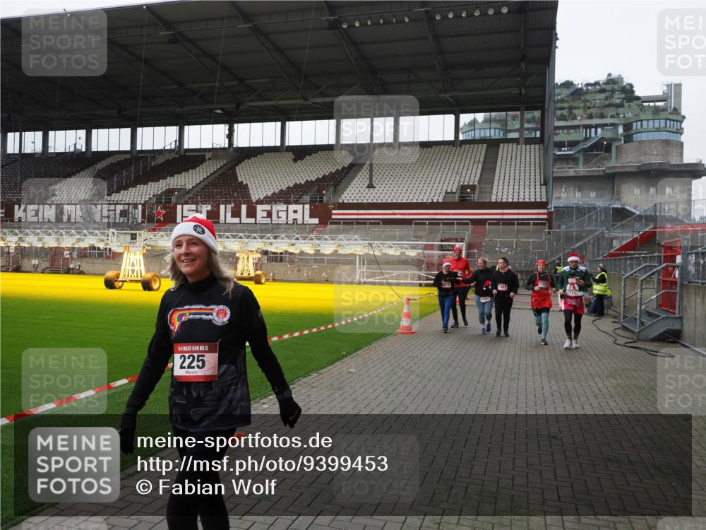07.12.2025 - St. Pauli X-Mass-Run No. 15 Fabian Wolf http://msf.ph/oto/9399453 07.12.2025 11:00:31 Ziel 225, 410, 435, 439, 440, 611, 985, 988, 1721, 3952, 4478, 4793 meine-sportfotos.de