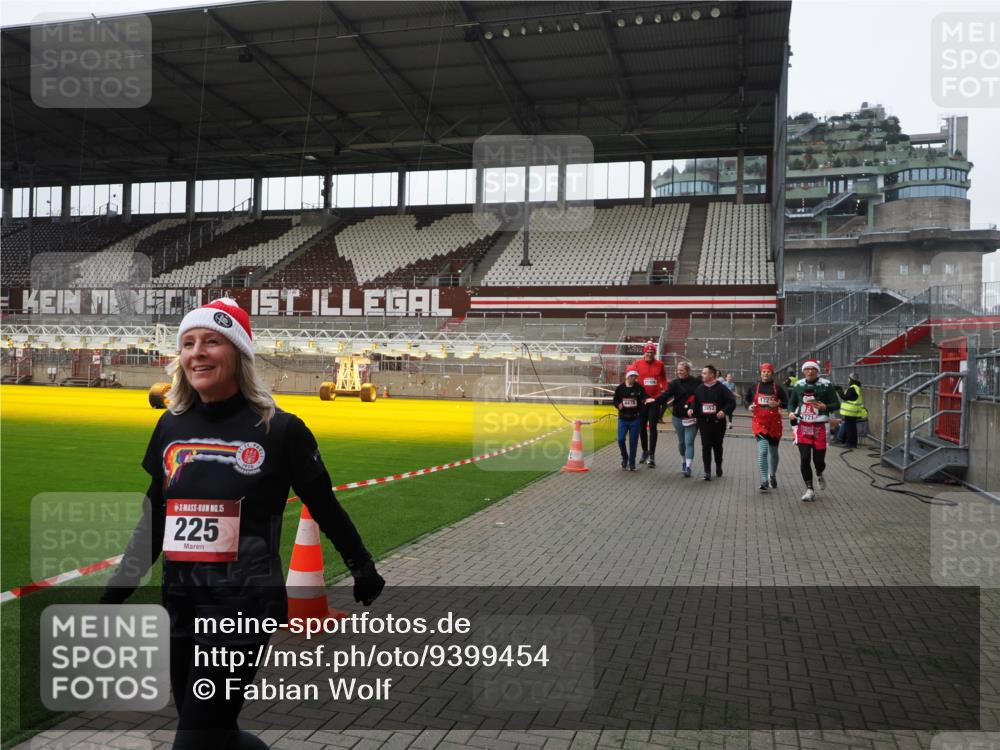 07.12.2025 - St. Pauli X-Mass-Run No. 15 Fabian Wolf http://msf.ph/oto/9399454 07.12.2025 11:00:31 Ziel 225, 410, 435, 439, 440, 611, 985, 988, 1721, 3952, 4478, 4793 meine-sportfotos.de