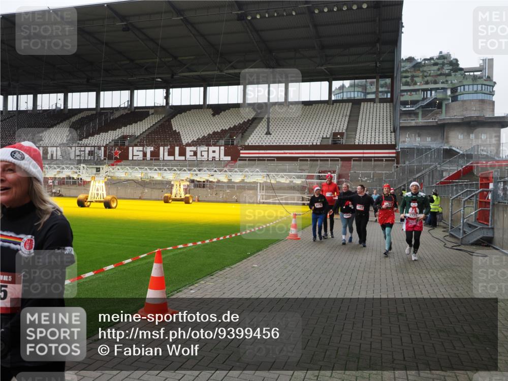 07.12.2025 - St. Pauli X-Mass-Run No. 15 Fabian Wolf http://msf.ph/oto/9399456 07.12.2025 11:00:32 Ziel 225, 410, 433, 435, 439, 440, 611, 985, 988, 1721, 3952, 4478, 4793 meine-sportfotos.de