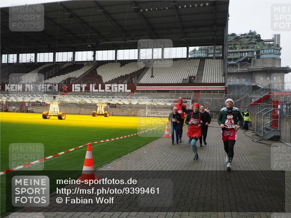 07.12.2025 - St. Pauli X-Mass-Run No. 15 Fabian Wolf http://msf.ph/oto/9399461 07.12.2025 11:00:33 Ziel 225, 410, 433, 435, 439, 440, 611, 985, 988, 1721, 3952, 4478, 4793 meine-sportfotos.de