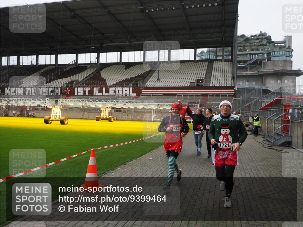 07.12.2025 - St. Pauli X-Mass-Run No. 15 Fabian Wolf http://msf.ph/oto/9399464 07.12.2025 11:00:34 Ziel 225, 410, 433, 435, 439, 440, 611, 985, 988, 1721, 3952, 4478, 4793 meine-sportfotos.de