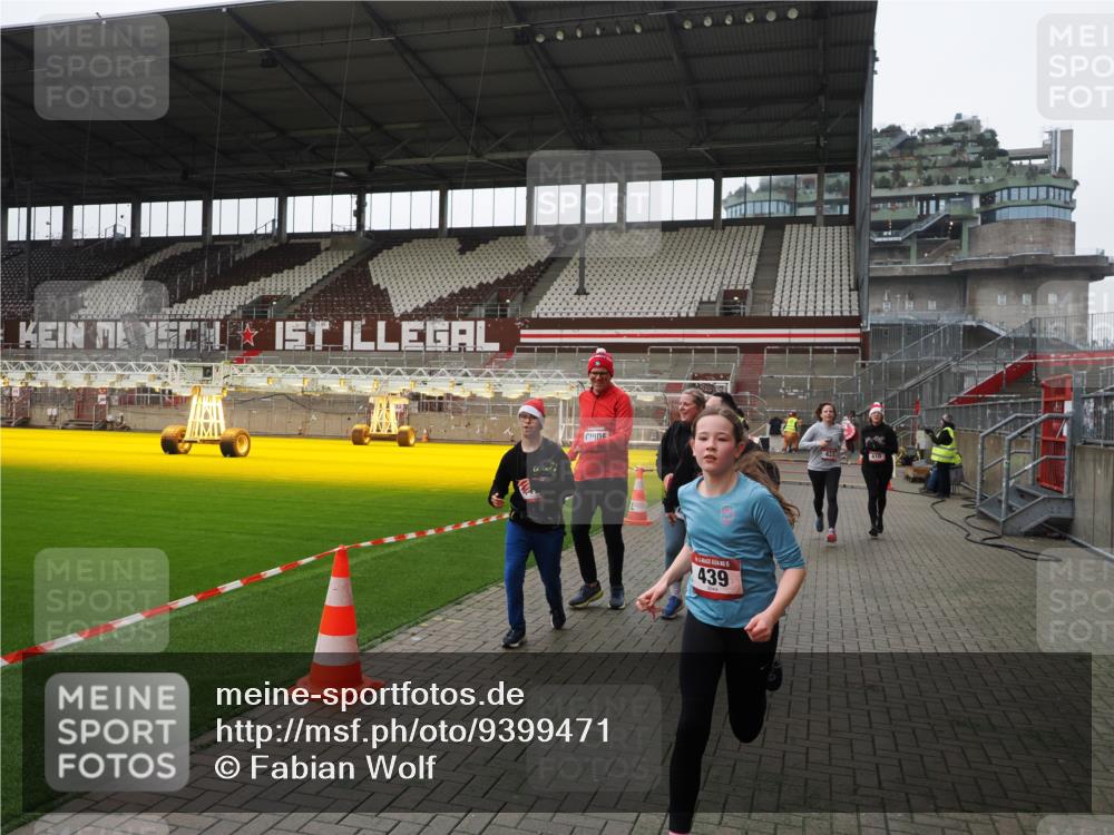 07.12.2025 - St. Pauli X-Mass-Run No. 15 Fabian Wolf http://msf.ph/oto/9399471 07.12.2025 11:00:36 Ziel 410, 433, 435, 439, 440, 611, 985, 988, 1721, 3952, 4478, 4793 meine-sportfotos.de