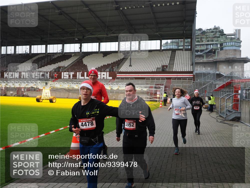 07.12.2025 - St. Pauli X-Mass-Run No. 15 Fabian Wolf http://msf.ph/oto/9399478 07.12.2025 11:00:37 Ziel 410, 433, 435, 439, 440, 611, 985, 1721, 3952, 4478, 4793 meine-sportfotos.de