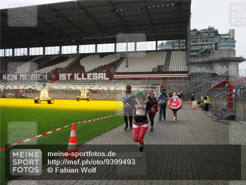 07.12.2025 - St. Pauli X-Mass-Run No. 15 Fabian Wolf http://msf.ph/oto/9399493 07.12.2025 11:00:50 Ziel 68, 135, 410, 433, 439, 492, 1065, 1068, 1660, 3349, 3353 meine-sportfotos.de