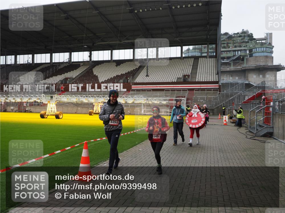 07.12.2025 - St. Pauli X-Mass-Run No. 15 Fabian Wolf http://msf.ph/oto/9399498 07.12.2025 11:00:51 Ziel 68, 135, 410, 433, 439, 492, 1065, 1068, 1660, 3349, 3353 meine-sportfotos.de