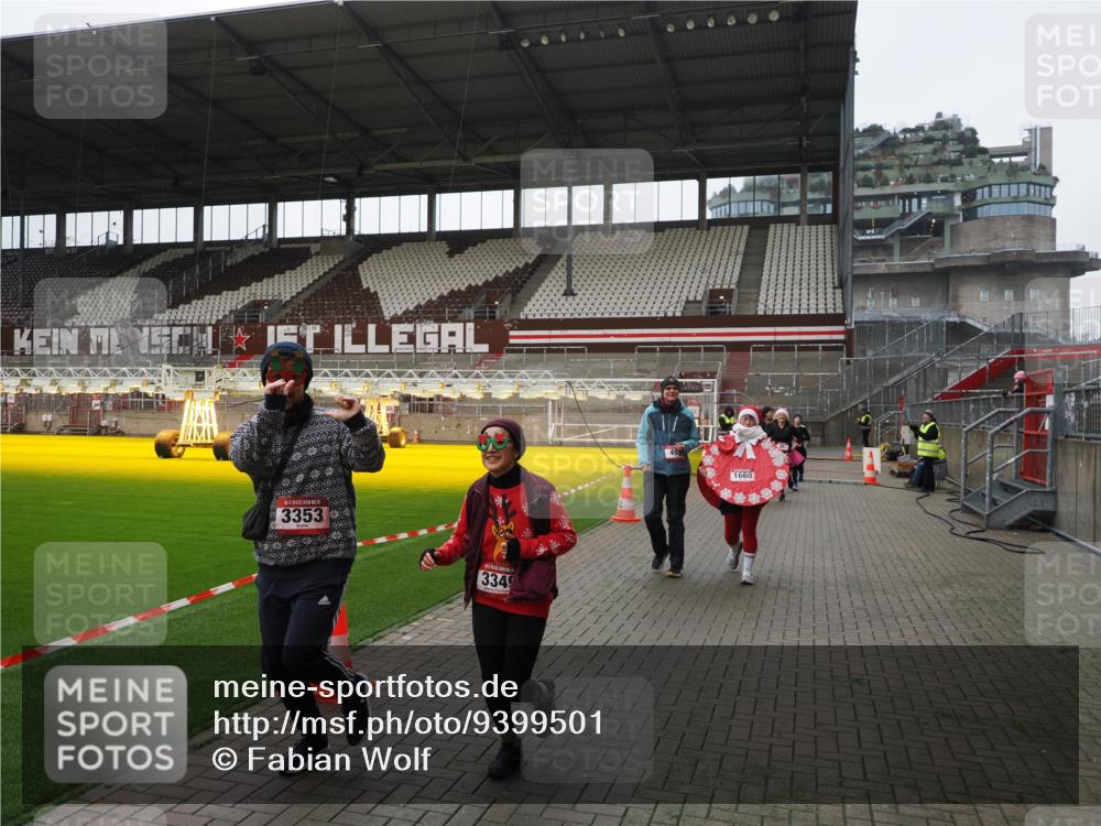07.12.2025 - St. Pauli X-Mass-Run No. 15 Fabian Wolf http://msf.ph/oto/9399501 07.12.2025 11:00:52 Ziel 68, 135, 433, 492, 1065, 1068, 1660, 3349, 3353 meine-sportfotos.de