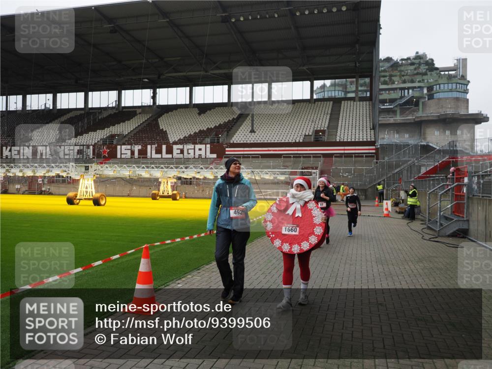 07.12.2025 - St. Pauli X-Mass-Run No. 15 Fabian Wolf http://msf.ph/oto/9399506 07.12.2025 11:00:54 Ziel 68, 135, 492, 1065, 1068, 1660, 3349, 3353 meine-sportfotos.de