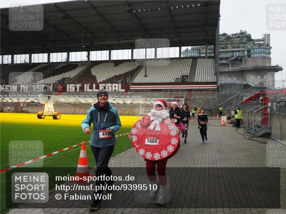 07.12.2025 - St. Pauli X-Mass-Run No. 15 Fabian Wolf http://msf.ph/oto/9399510 07.12.2025 11:00:55 Ziel 68, 135, 492, 1065, 1068, 1660, 3349, 3353 meine-sportfotos.de