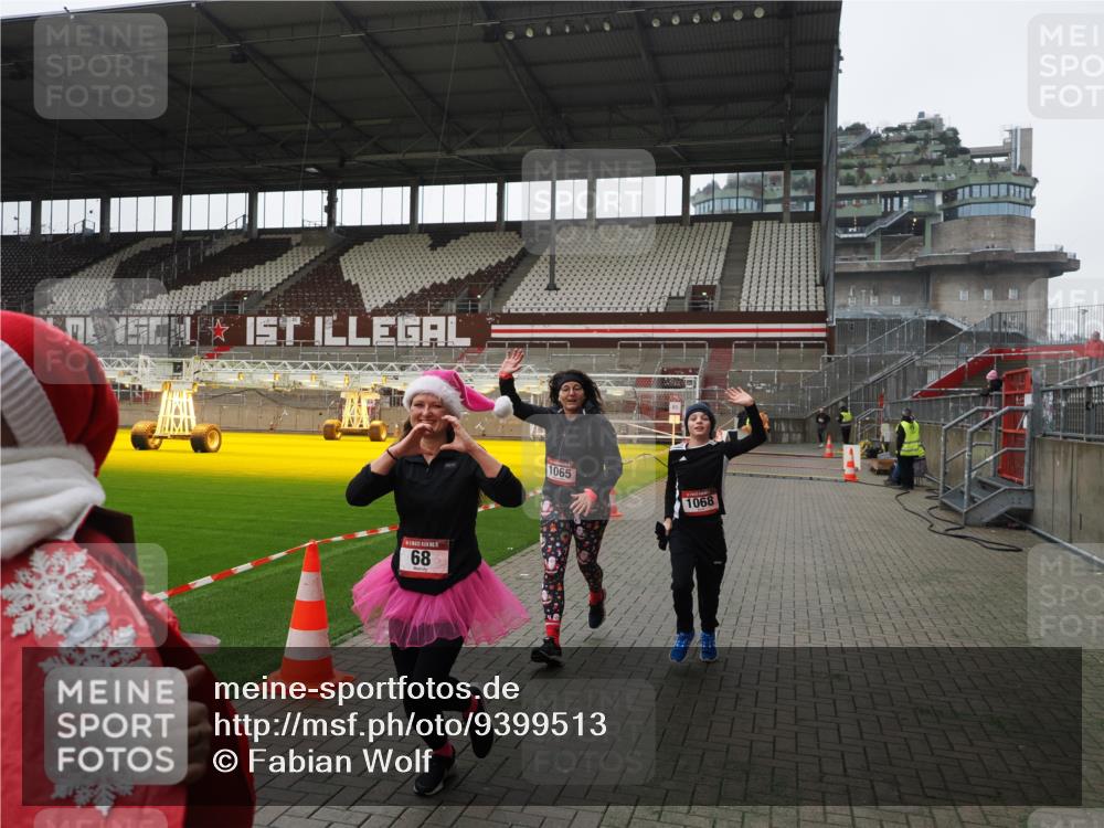 07.12.2025 - St. Pauli X-Mass-Run No. 15 Fabian Wolf http://msf.ph/oto/9399513 07.12.2025 11:00:56 Ziel 68, 135, 492, 1065, 1068, 1660, 3349, 3353 meine-sportfotos.de