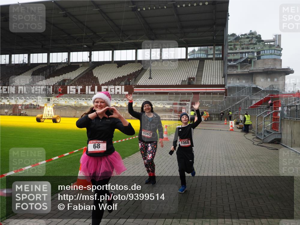 07.12.2025 - St. Pauli X-Mass-Run No. 15 Fabian Wolf http://msf.ph/oto/9399514 07.12.2025 11:00:57 Ziel 68, 135, 492, 1065, 1068, 1660, 3349, 3353 meine-sportfotos.de