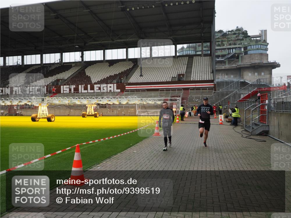 07.12.2025 - St. Pauli X-Mass-Run No. 15 Fabian Wolf http://msf.ph/oto/9399519 07.12.2025 11:01:08 Ziel 68, 89, 557, 1065, 1068, 1705 meine-sportfotos.de