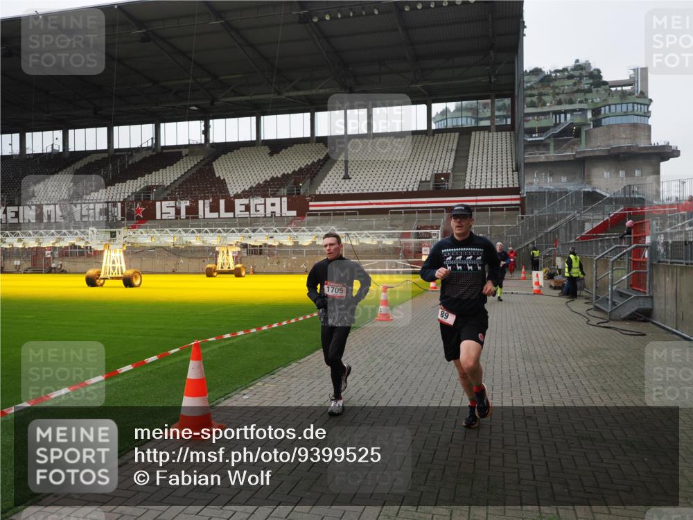 07.12.2025 - St. Pauli X-Mass-Run No. 15 Fabian Wolf http://msf.ph/oto/9399525 07.12.2025 11:01:09 Ziel 89, 557, 1065, 1068, 1705 meine-sportfotos.de