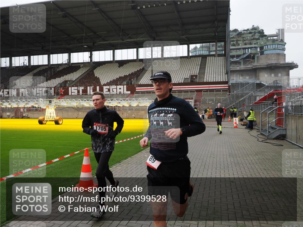 07.12.2025 - St. Pauli X-Mass-Run No. 15 Fabian Wolf http://msf.ph/oto/9399528 07.12.2025 11:01:10 Ziel 89, 557, 1705 meine-sportfotos.de