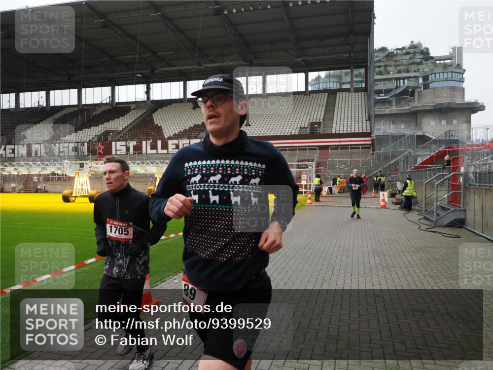 07.12.2025 - St. Pauli X-Mass-Run No. 15 Fabian Wolf http://msf.ph/oto/9399529 07.12.2025 11:01:10 Ziel 89, 557, 1705 meine-sportfotos.de