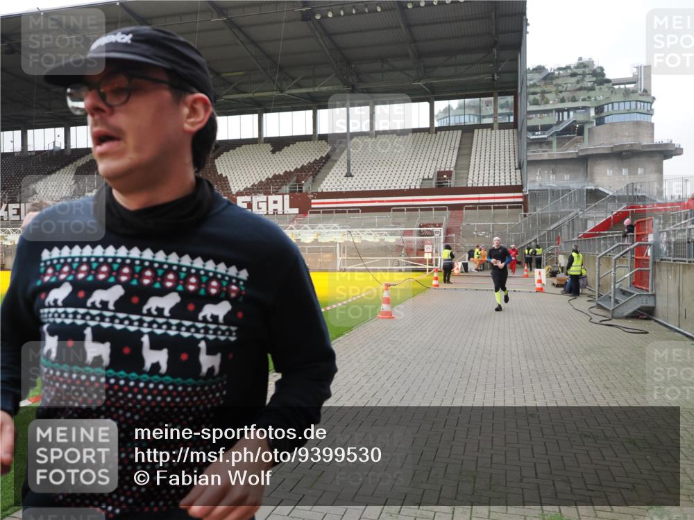 07.12.2025 - St. Pauli X-Mass-Run No. 15 Fabian Wolf http://msf.ph/oto/9399530 07.12.2025 11:01:10 Ziel 89, 557, 1705 meine-sportfotos.de
