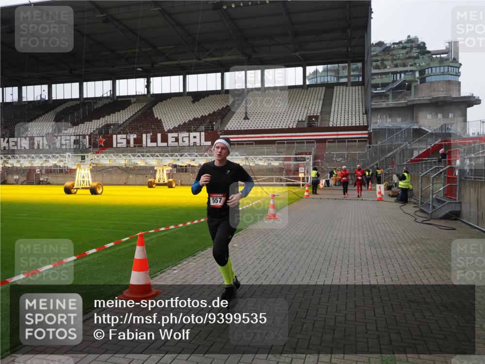 07.12.2025 - St. Pauli X-Mass-Run No. 15 Fabian Wolf http://msf.ph/oto/9399535 07.12.2025 11:01:13 Ziel 89, 132, 139, 557, 1705 meine-sportfotos.de