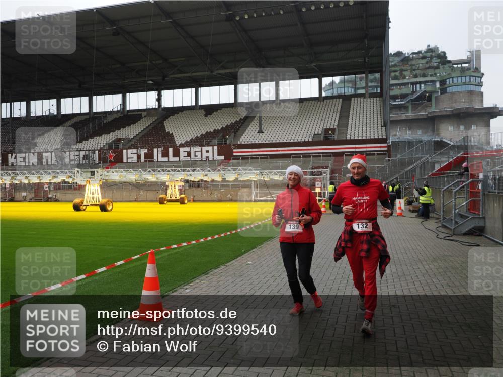 07.12.2025 - St. Pauli X-Mass-Run No. 15 Fabian Wolf http://msf.ph/oto/9399540 07.12.2025 11:01:21 Ziel 89, 132, 139, 557, 766, 770, 771, 1300, 2251, 2252 meine-sportfotos.de